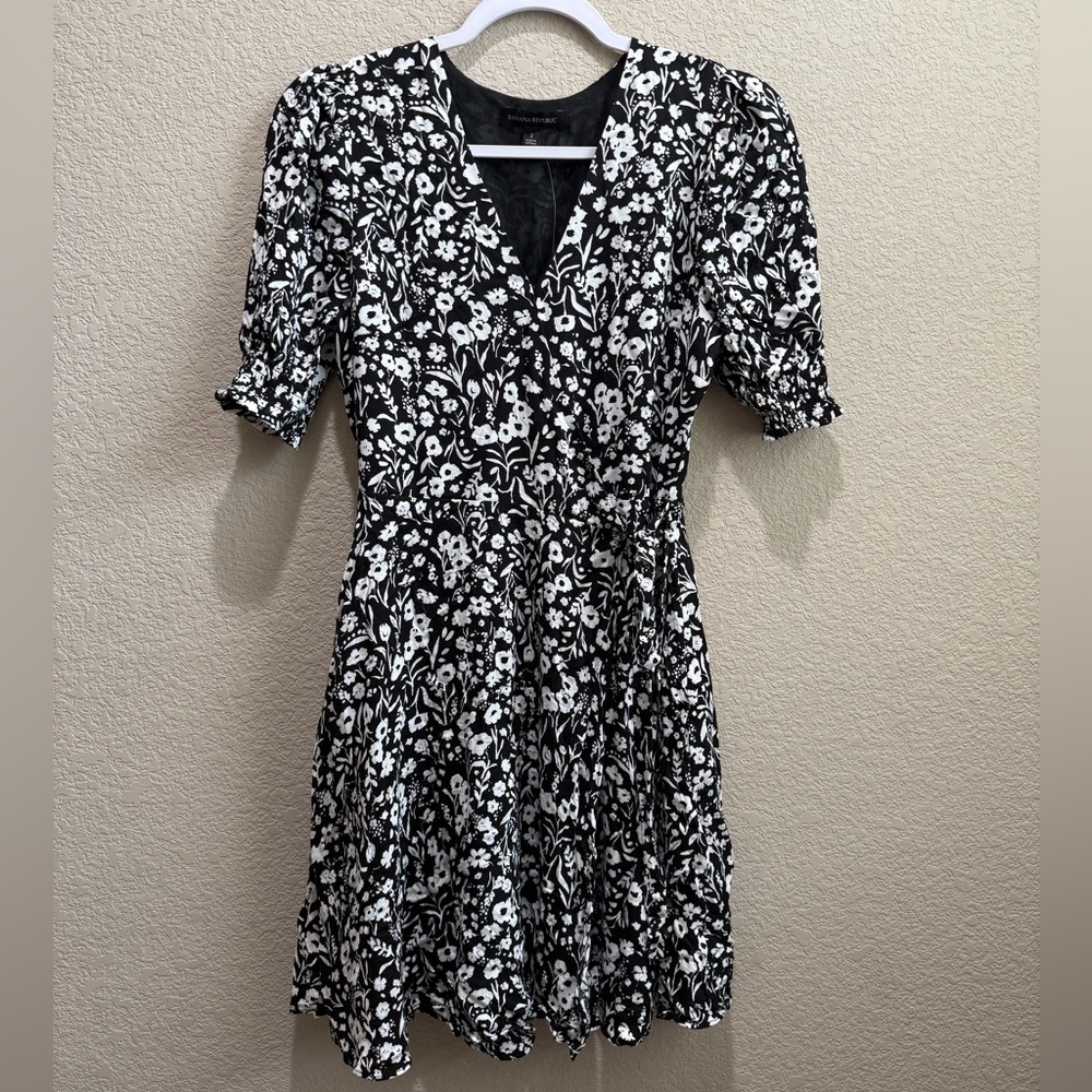 NWT Banana Republic Women’s floral short sleeved wrap dress